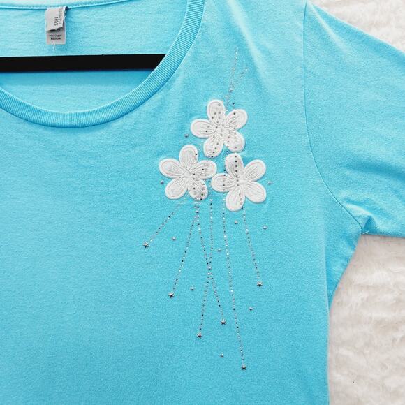 T-Shirt Size M Blue Maui Hawaii Silver Stud Rhinestone Applique Plumeria Travel - Picture 3 of 14